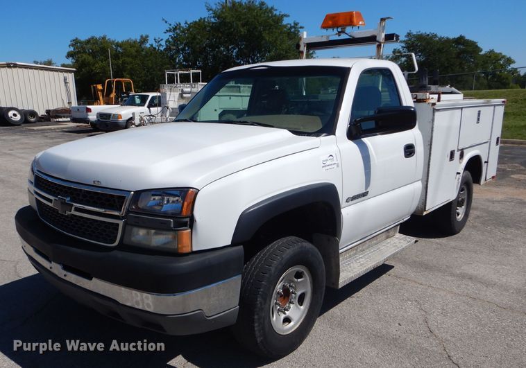 image for item DH2523 2005 Chevrolet Silverado 2500HD utility bed pickup truck