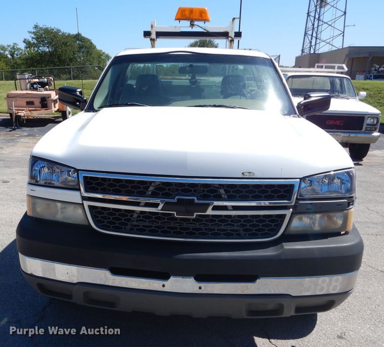 image for item DH2523 2005 Chevrolet Silverado 2500HD utility bed pickup truck