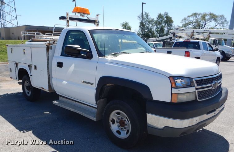 image for item DH2523 2005 Chevrolet Silverado 2500HD utility bed pickup truck
