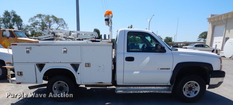 image for item DH2523 2005 Chevrolet Silverado 2500HD utility bed pickup truck