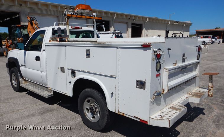 image for item DH2523 2005 Chevrolet Silverado 2500HD utility bed pickup truck