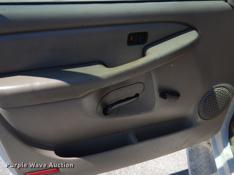 image for item DH2523 2005 Chevrolet Silverado 2500HD utility bed pickup truck