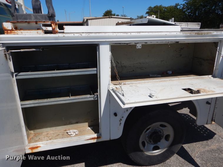 image for item DH2523 2005 Chevrolet Silverado 2500HD utility bed pickup truck