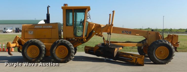 image for item DH5258 1990 John Deere 670B motor grader