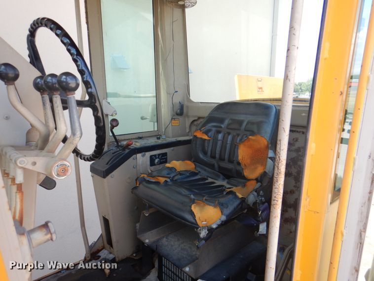 image for item DH5258 1990 John Deere 670B motor grader