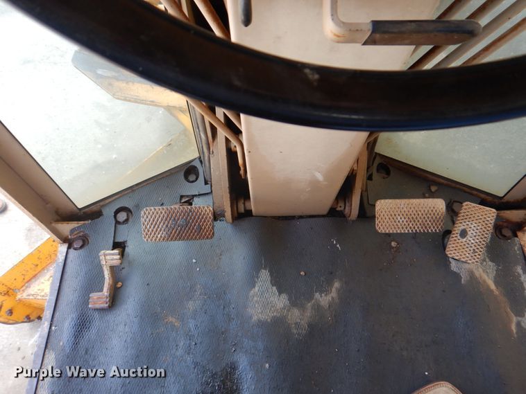 image for item DH5258 1990 John Deere 670B motor grader