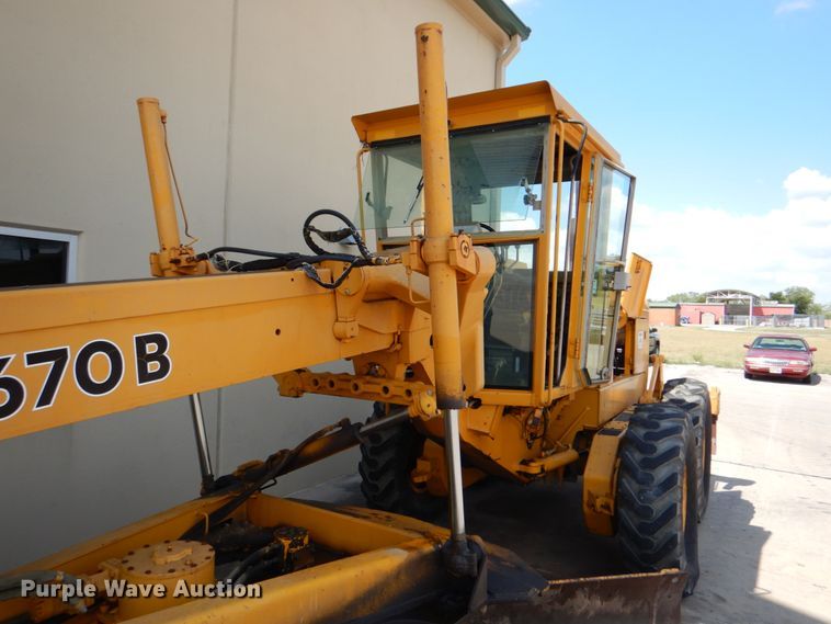 image for item DH5258 1990 John Deere 670B motor grader