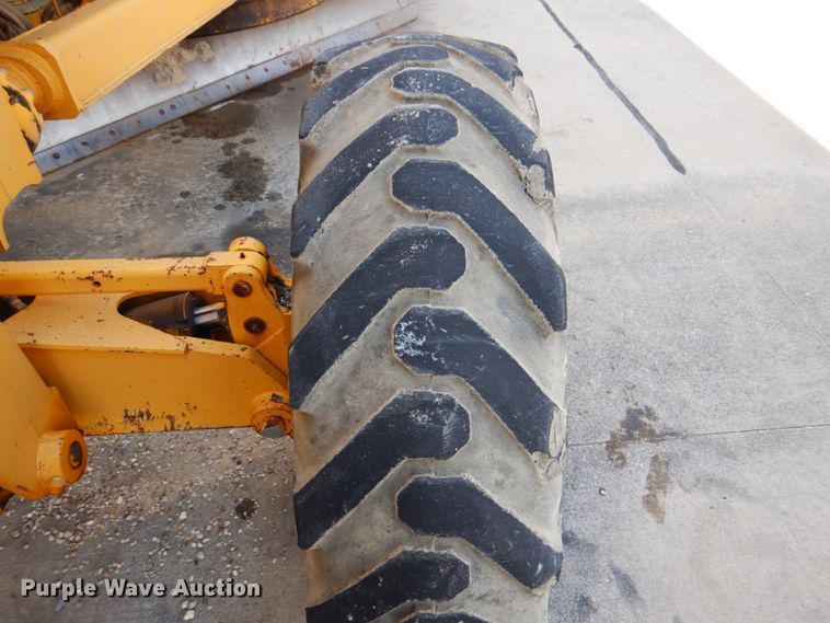 image for item DH5258 1990 John Deere 670B motor grader