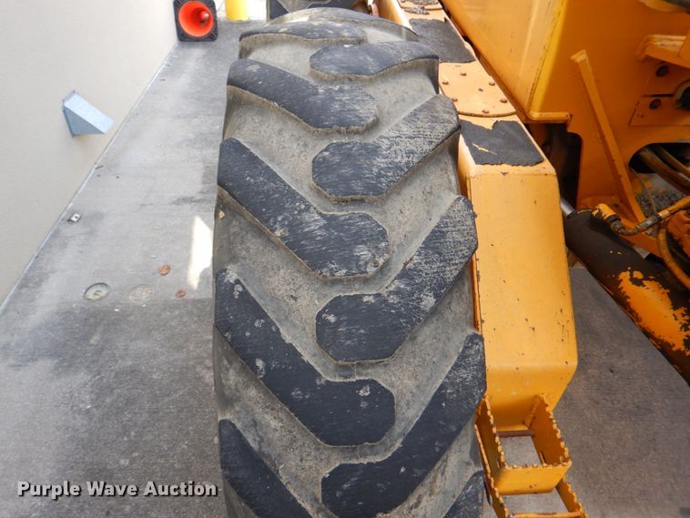 image for item DH5258 1990 John Deere 670B motor grader