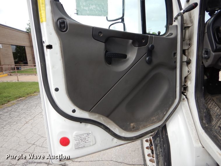 image for item DH6100 2006 Freightliner Business Class M2 bucket truck