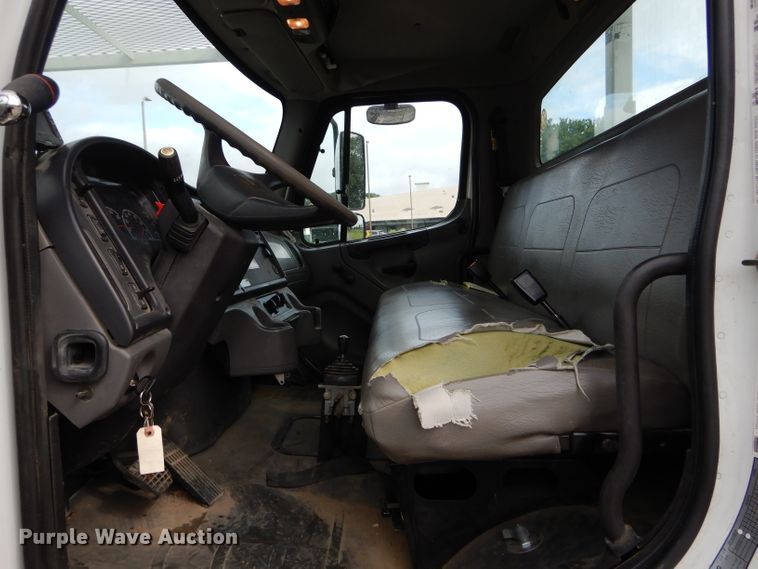 image for item DH6100 2006 Freightliner Business Class M2 bucket truck