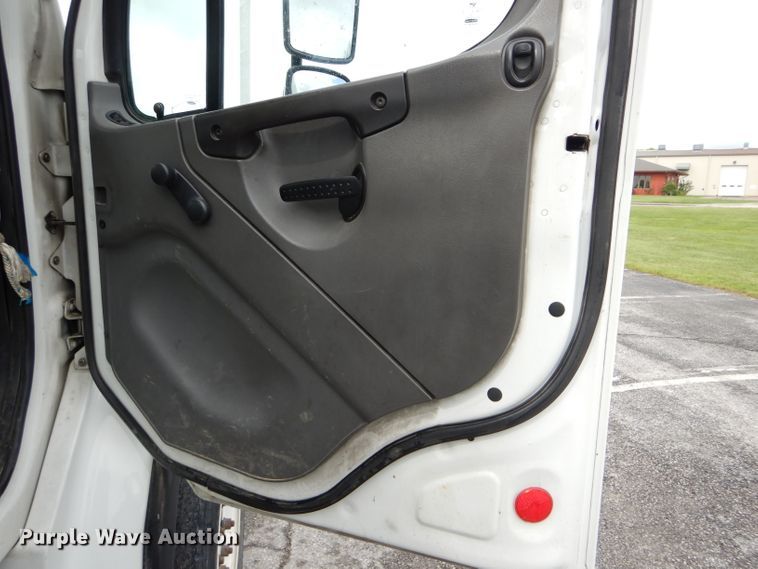 image for item DH6100 2006 Freightliner Business Class M2 bucket truck