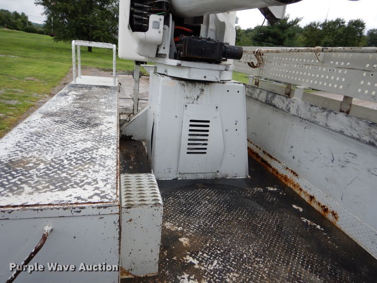 image for item DH6100 2006 Freightliner Business Class M2 bucket truck