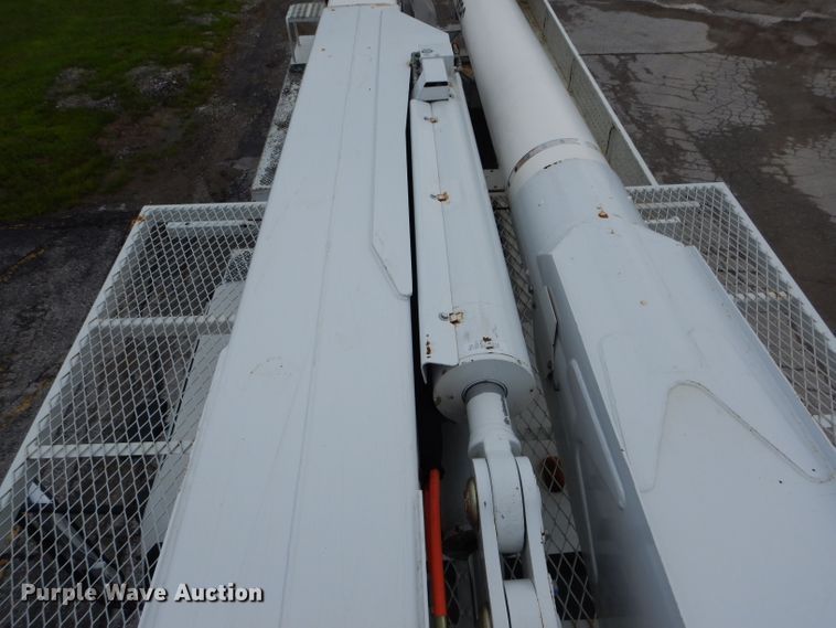 image for item DH6100 2006 Freightliner Business Class M2 bucket truck