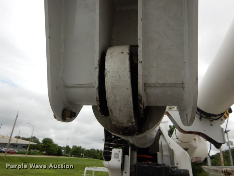 image for item DH6100 2006 Freightliner Business Class M2 bucket truck