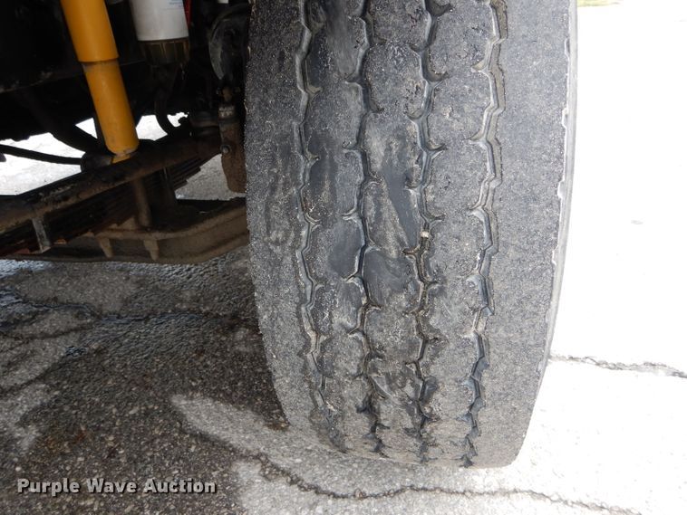 image for item DH6100 2006 Freightliner Business Class M2 bucket truck