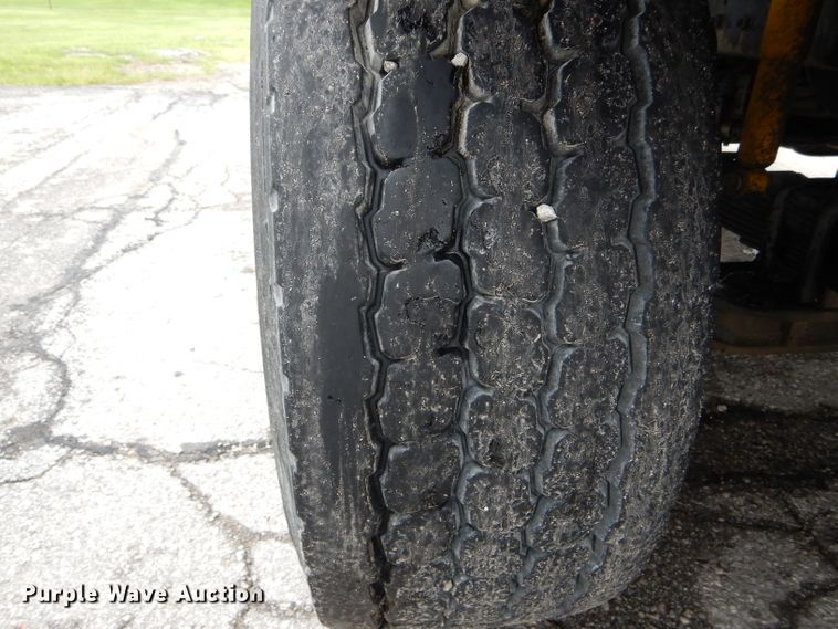 image for item DH6100 2006 Freightliner Business Class M2 bucket truck