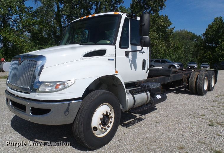 image for item DI0610 2011 International DuraStar 4400 truck cab and chassis