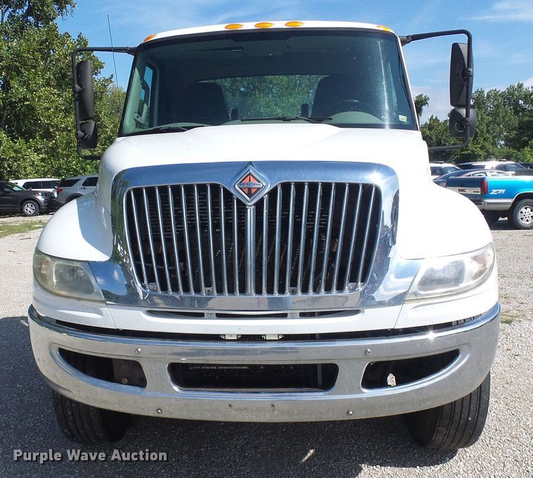 image for item DI0610 2011 International DuraStar 4400 truck cab and chassis