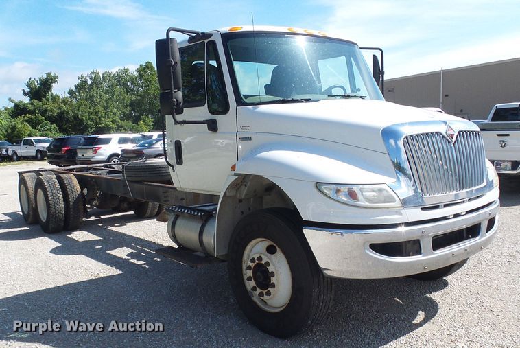 image for item DI0610 2011 International DuraStar 4400 truck cab and chassis