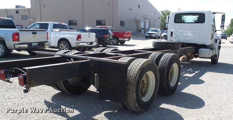 image for item DI0610 2011 International DuraStar 4400 truck cab and chassis