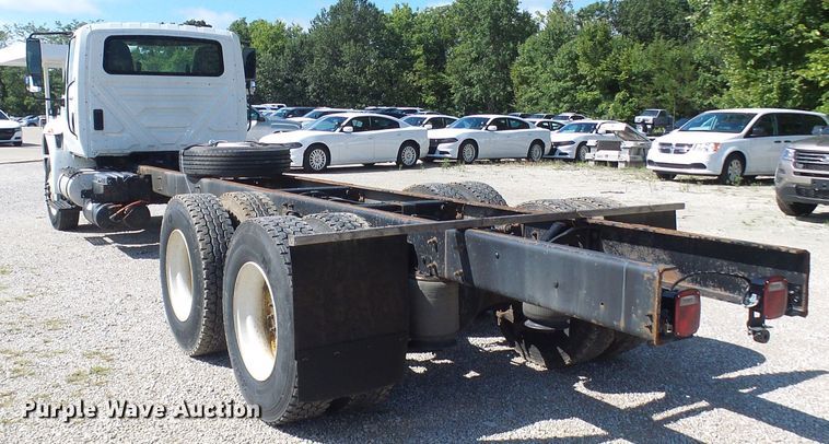image for item DI0610 2011 International DuraStar 4400 truck cab and chassis