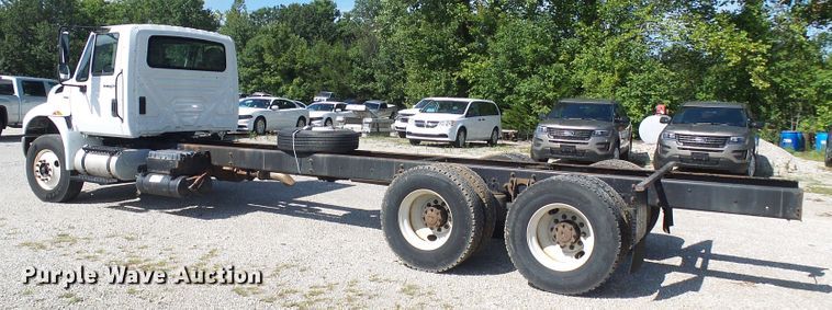 image for item DI0610 2011 International DuraStar 4400 truck cab and chassis