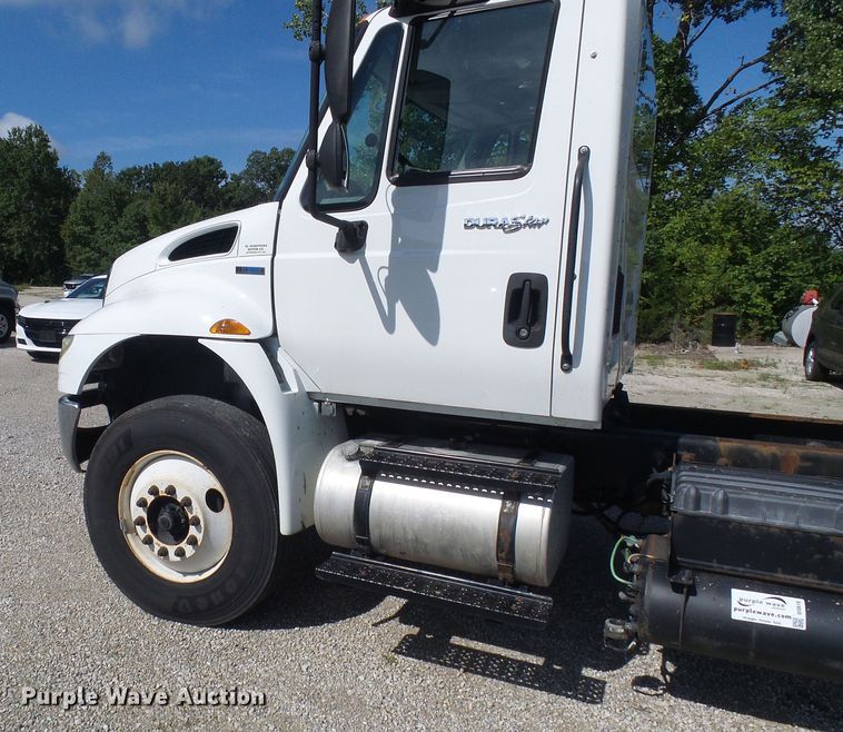 image for item DI0610 2011 International DuraStar 4400 truck cab and chassis