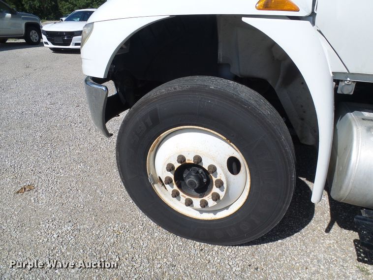 image for item DI0610 2011 International DuraStar 4400 truck cab and chassis