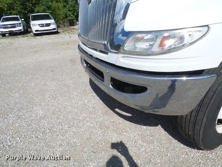 image for item DI0610 2011 International DuraStar 4400 truck cab and chassis