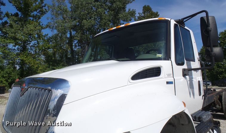 image for item DI0610 2011 International DuraStar 4400 truck cab and chassis