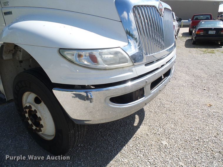 image for item DI0610 2011 International DuraStar 4400 truck cab and chassis