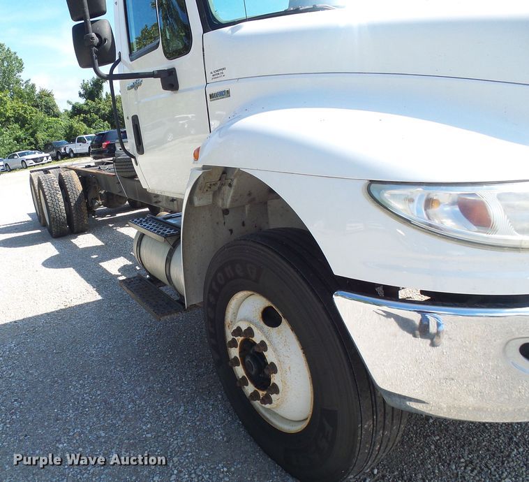 image for item DI0610 2011 International DuraStar 4400 truck cab and chassis