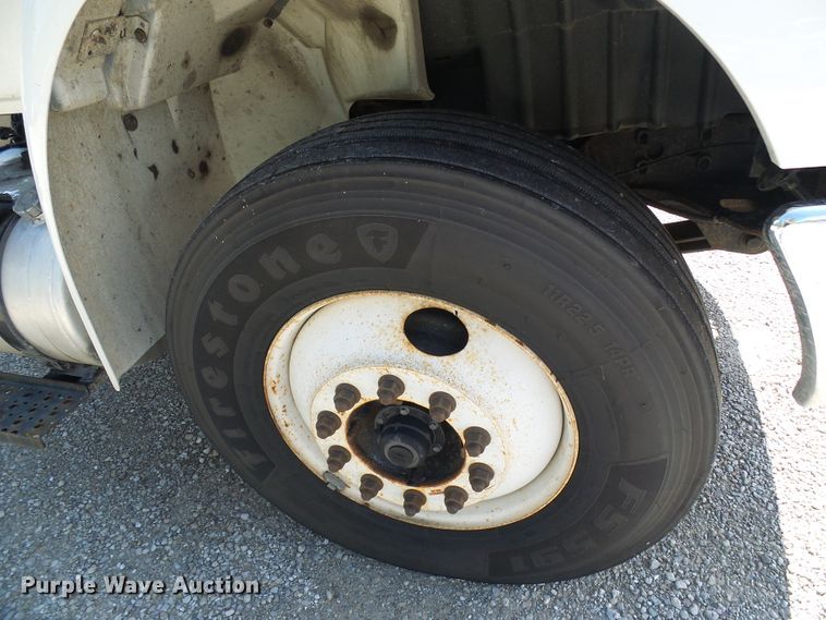 image for item DI0610 2011 International DuraStar 4400 truck cab and chassis