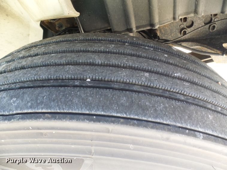 image for item DI0610 2011 International DuraStar 4400 truck cab and chassis