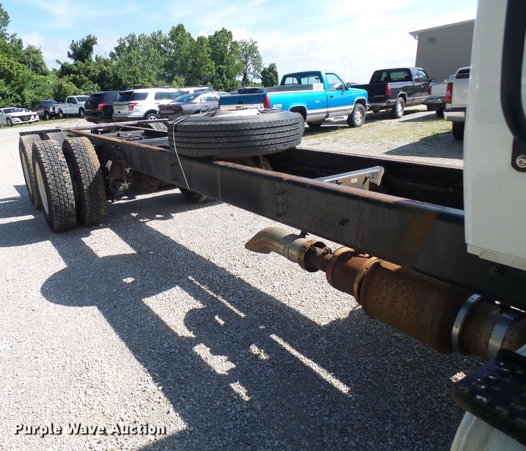 image for item DI0610 2011 International DuraStar 4400 truck cab and chassis