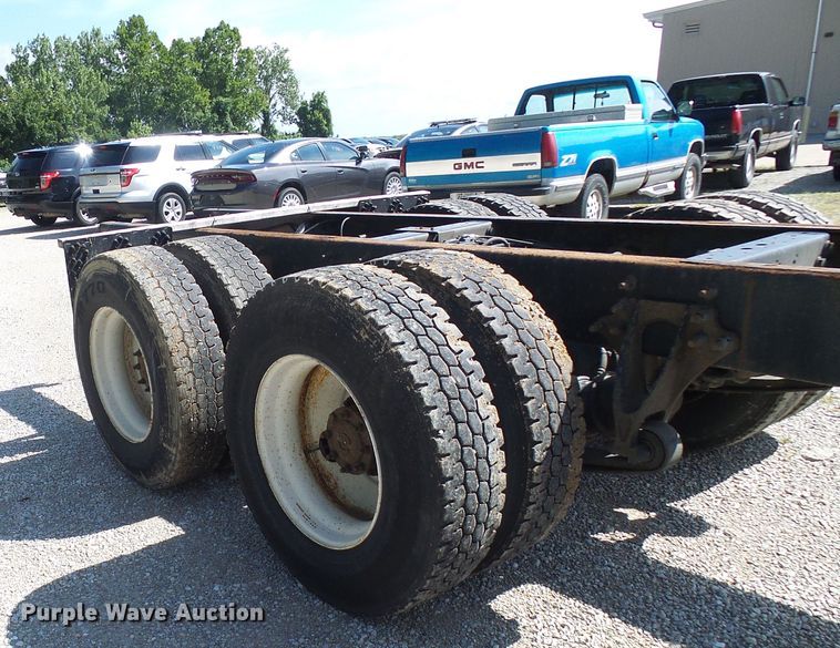 image for item DI0610 2011 International DuraStar 4400 truck cab and chassis