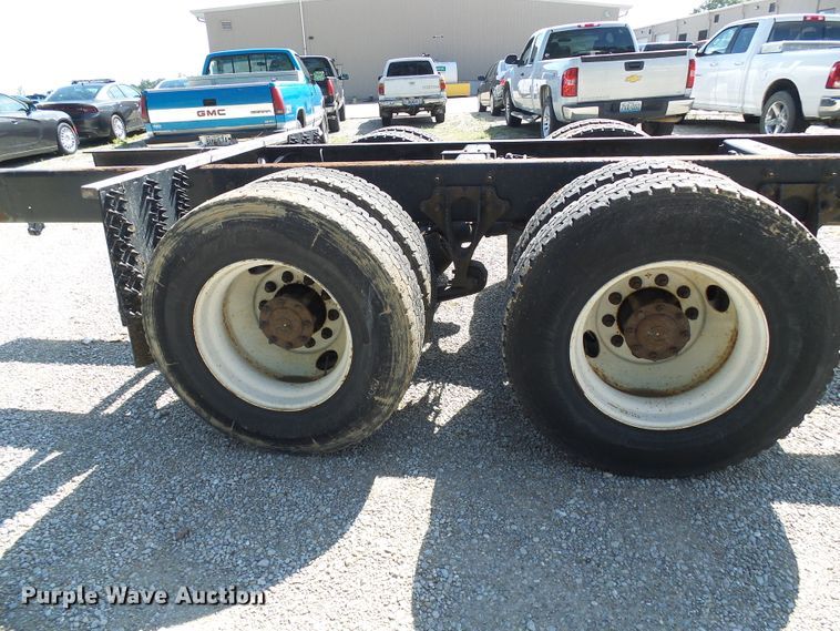 image for item DI0610 2011 International DuraStar 4400 truck cab and chassis