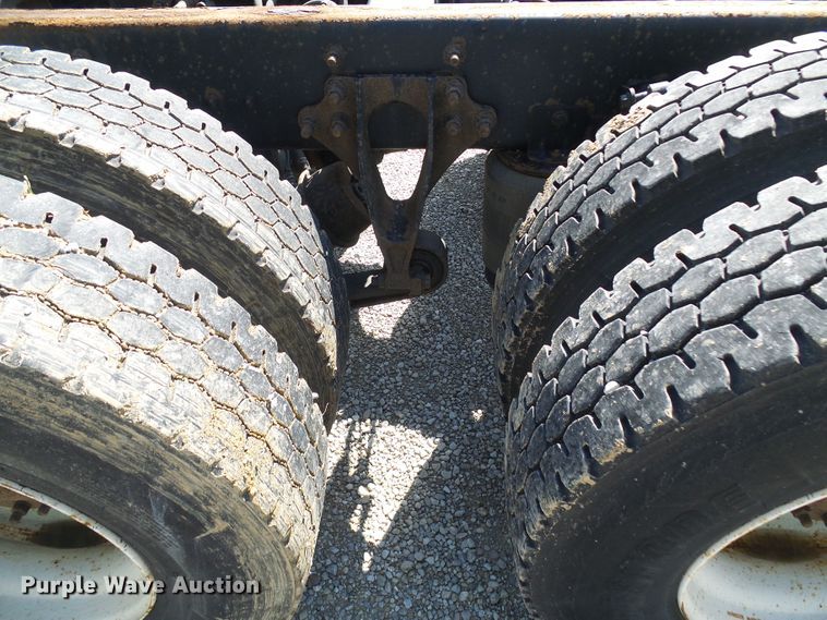 image for item DI0610 2011 International DuraStar 4400 truck cab and chassis