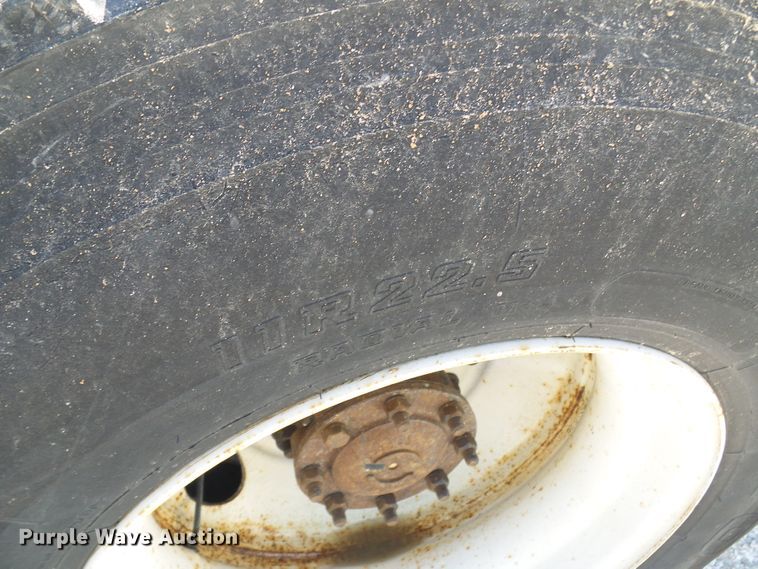 image for item DI0610 2011 International DuraStar 4400 truck cab and chassis