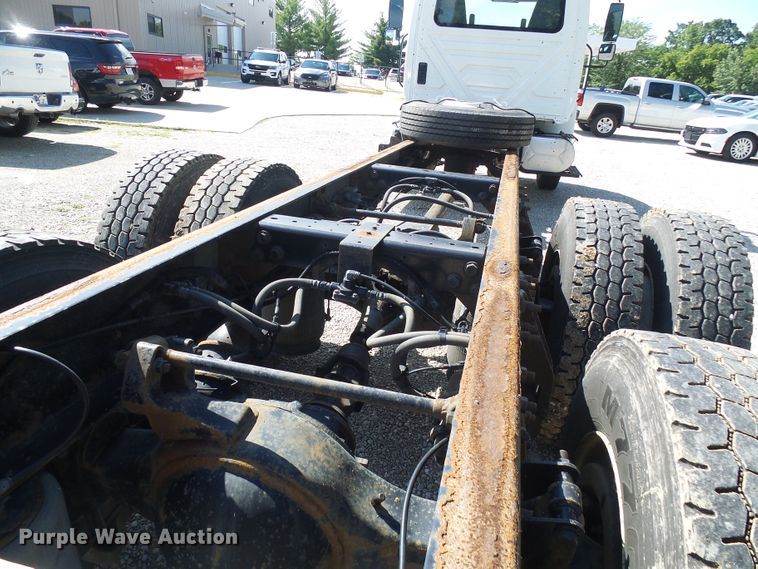 image for item DI0610 2011 International DuraStar 4400 truck cab and chassis