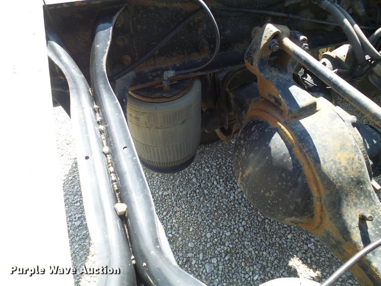 image for item DI0610 2011 International DuraStar 4400 truck cab and chassis