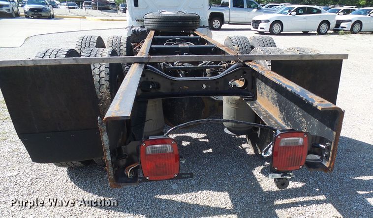 image for item DI0610 2011 International DuraStar 4400 truck cab and chassis