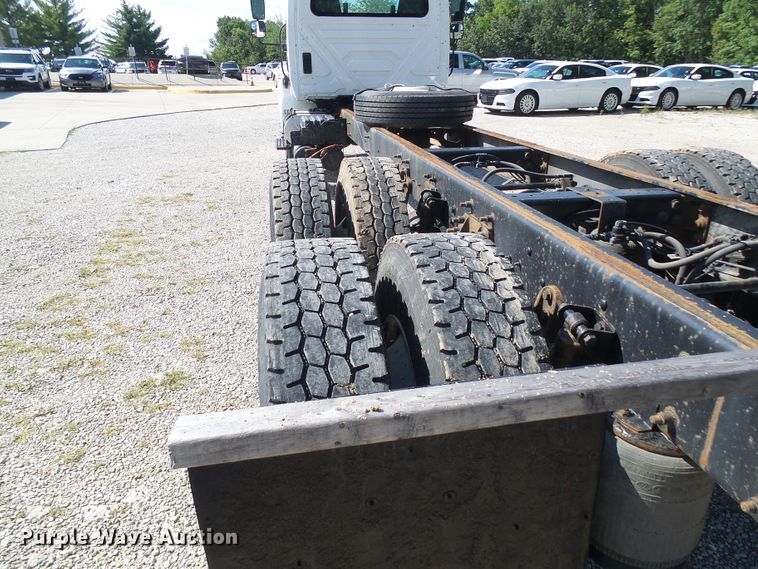 image for item DI0610 2011 International DuraStar 4400 truck cab and chassis