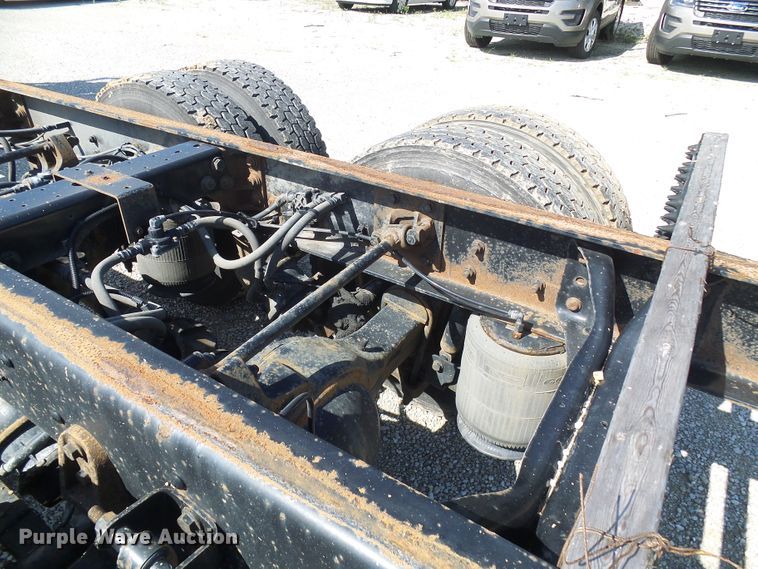 image for item DI0610 2011 International DuraStar 4400 truck cab and chassis