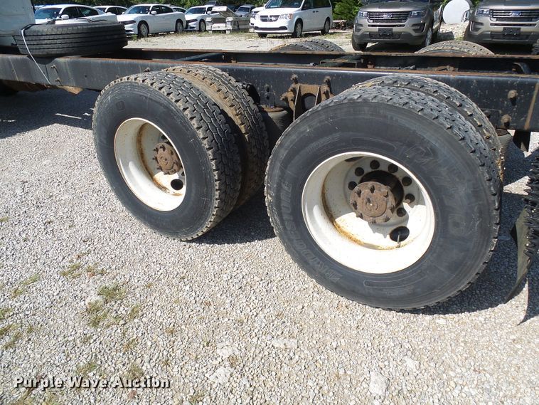 image for item DI0610 2011 International DuraStar 4400 truck cab and chassis