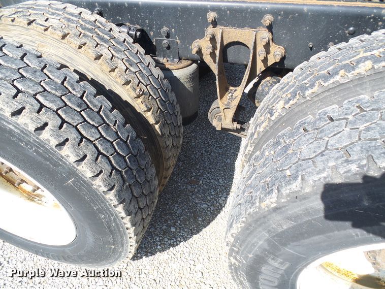 image for item DI0610 2011 International DuraStar 4400 truck cab and chassis