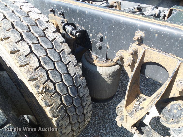 image for item DI0610 2011 International DuraStar 4400 truck cab and chassis