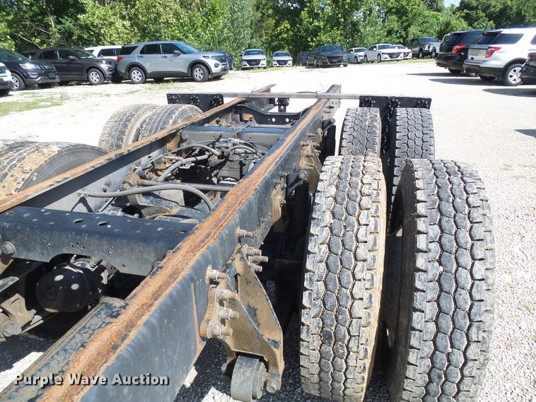 image for item DI0610 2011 International DuraStar 4400 truck cab and chassis