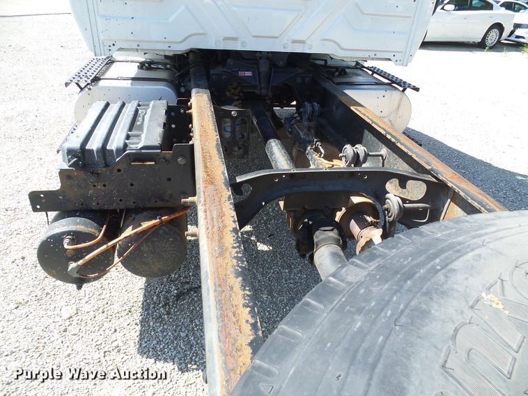 image for item DI0610 2011 International DuraStar 4400 truck cab and chassis